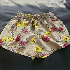 Flower shorts with pockets and belt